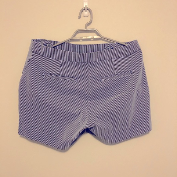 Women’s Banana Republic Mid-rise utility Short - Picture 2 of 2